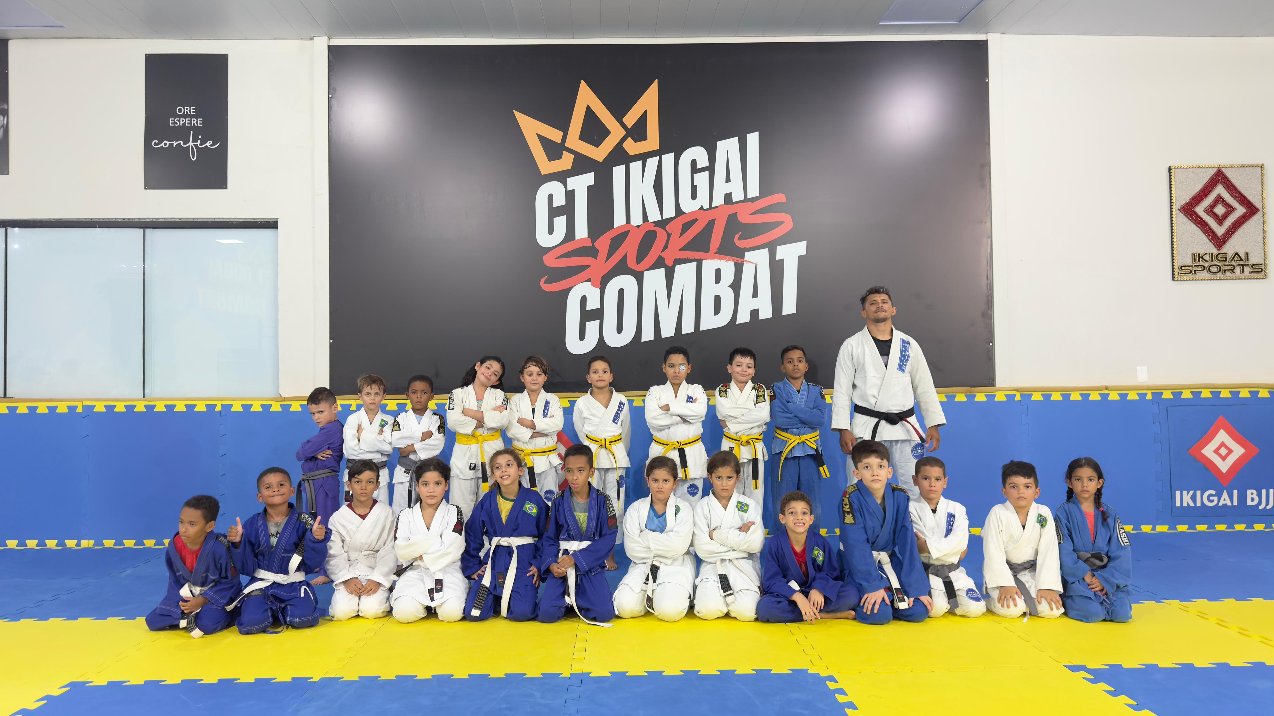 Atletas em combate de Jiu-Jitsu com Kimono